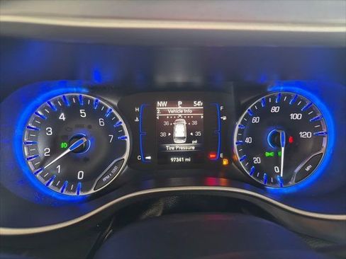 Used 2020 Chrysler Pacifica Touring-L FWD image 16