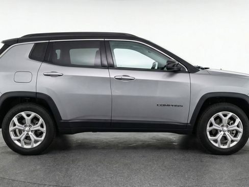 Used 2025 Jeep Compass Latitude image 11