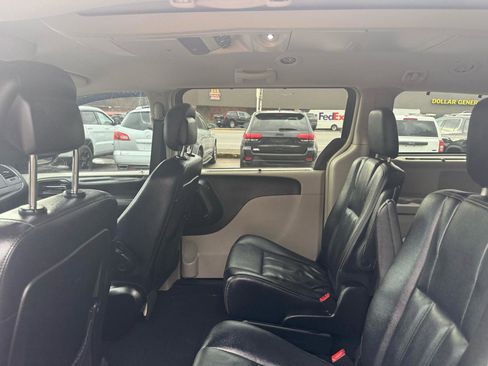 Used 2015 Chrysler Town & Country Touring image 33