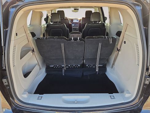 Used 2023 Chrysler Pacifica Touring-L FWD image 13