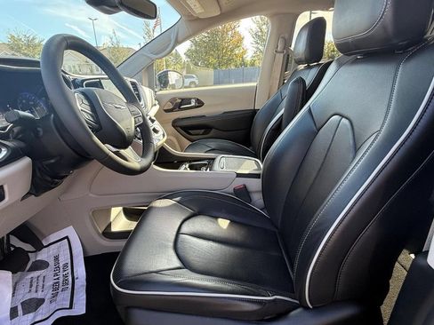 Used 2024 Chrysler Pacifica Limited FWD image 16