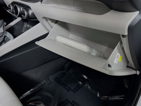 Used 2022 Hyundai Venue SEL image 35