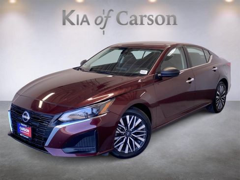 Used 2024 Nissan Altima 2.5 SV FWD image 1