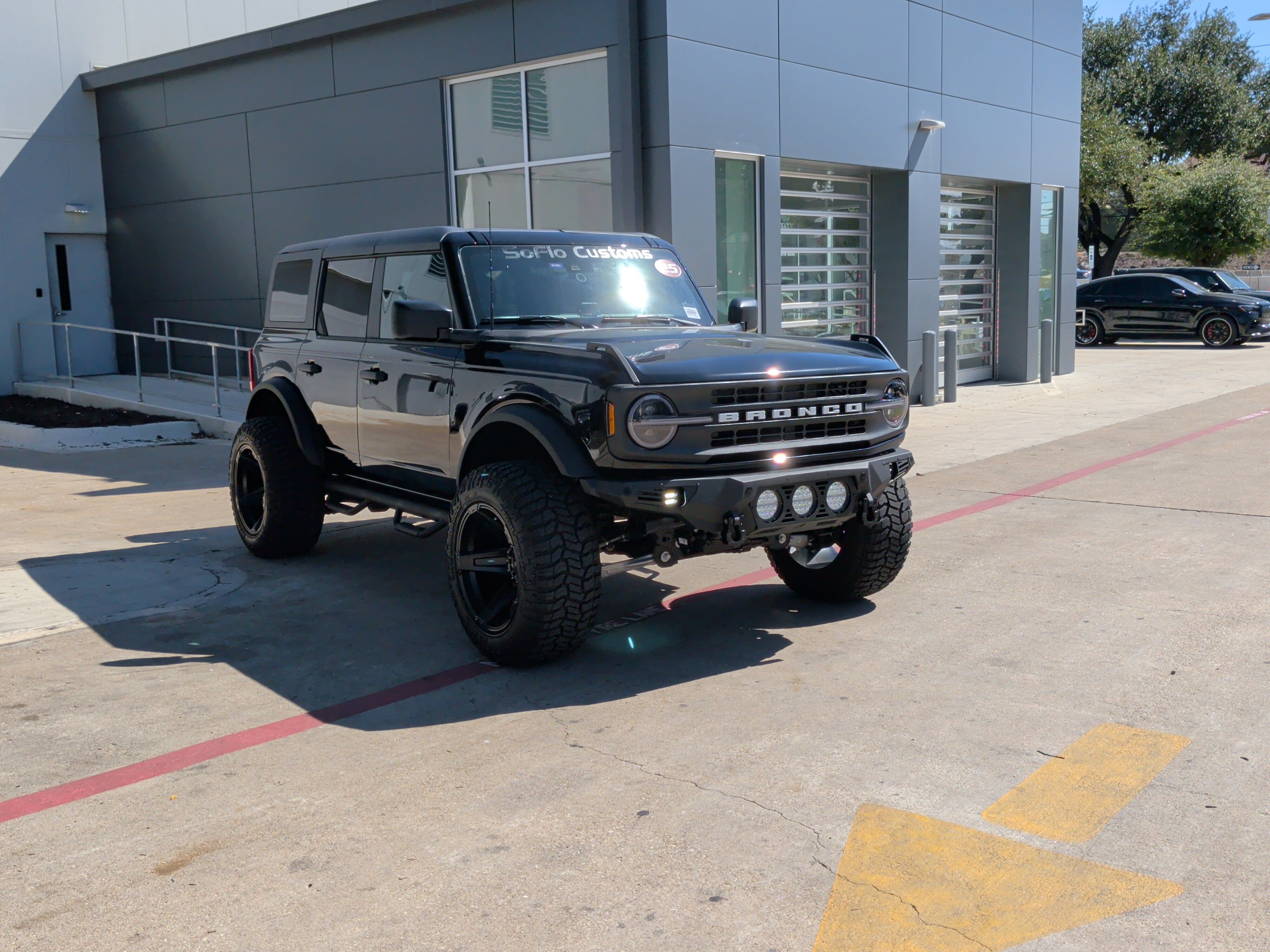 Used 2025 Ford Bronco 4-Door AWD/4WD image 2