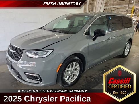 Used 2025 Chrysler Pacifica Select FWD image 1