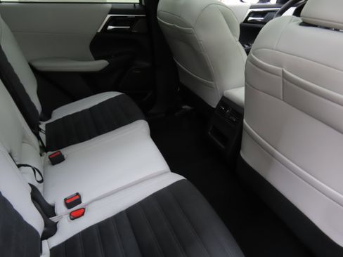 New 2025 Mitsubishi Outlander SE image 24