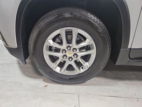 Used 2021 Chevrolet Traverse LT image 23