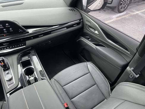 Used 2024 Cadillac Escalade Sport w/ LPO, ONYX Package image 18