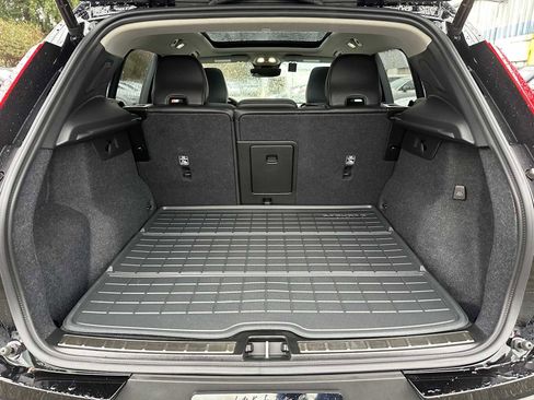 Used 2025 Volvo XC40 B5 Ultra w/ Climate Package image 14