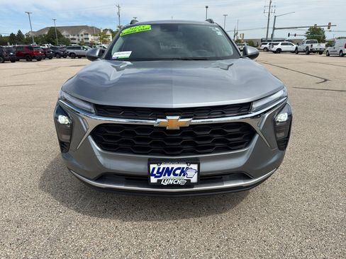 Used 2025 Chevrolet Trax LT FWD image 7