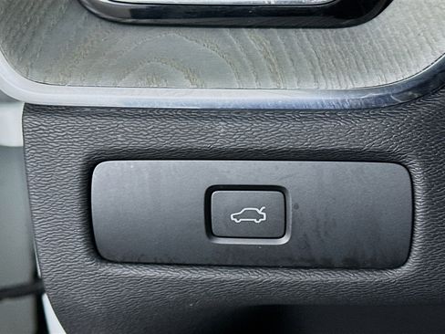 Used 2025 Volvo XC60 B5 Plus image 17