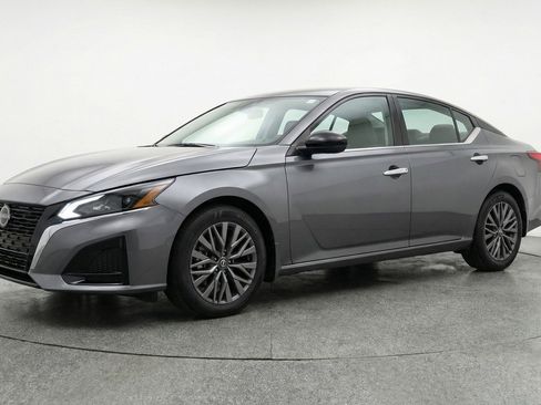 Used 2025 Nissan Altima 2.5 SV image 3