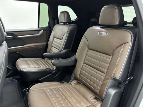 New 2026 GMC Acadia Denali Ultimate w/ LPO, Floor Liner Package AWD/4WD image 46