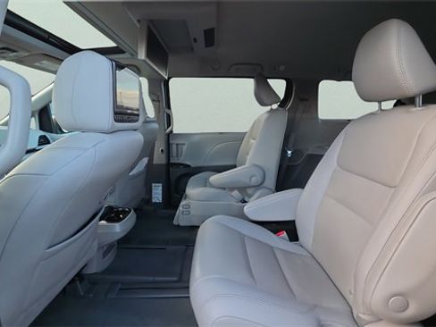 Used 2020 Toyota Sienna Limited image 24