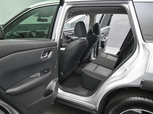Used 2025 Nissan Rogue SV FWD image 15