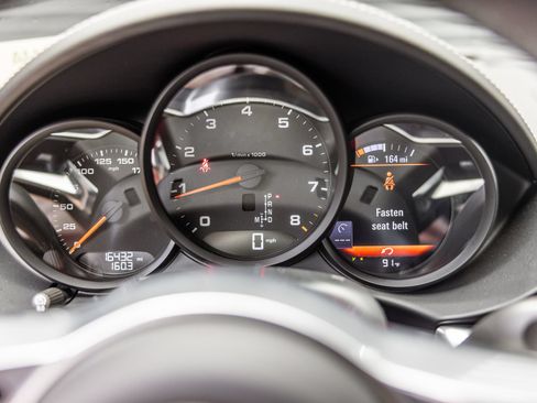 Certified 2024 Porsche 718 Boxster RWD image 18