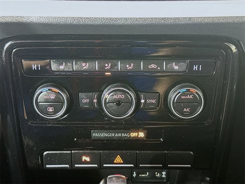 Used 2019 Volkswagen Beetle 2.0T SE image 18