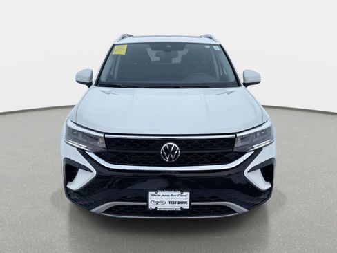 Certified 2023 Volkswagen Taos SE image 2