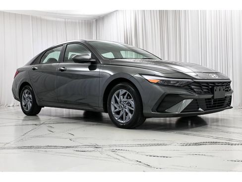 Used 2024 Hyundai Elantra Blue FWD image 2