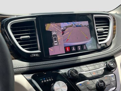 Used 2023 Chrysler Pacifica Limited FWD image 14
