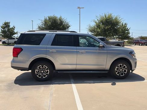 Used 2023 Ford Expedition XLT AWD/4WD image 9