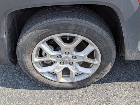 Used 2018 Jeep Renegade Latitude FWD image 9