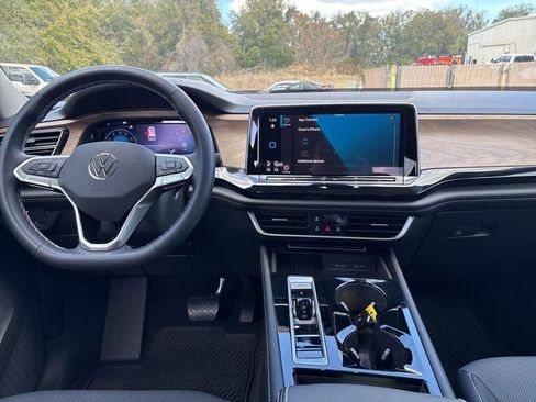 Used 2025 Volkswagen Atlas SE image 10