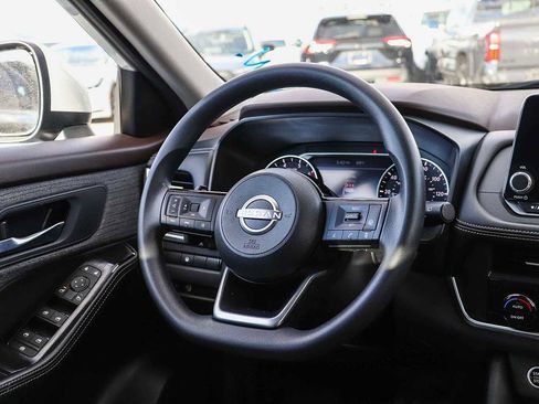 Used 2023 Nissan Rogue SV image 16