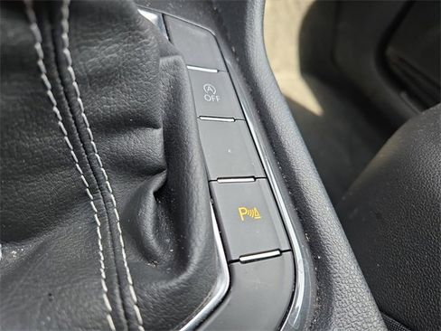 Used 2022 Volkswagen Tiguan SE R-Line image 17