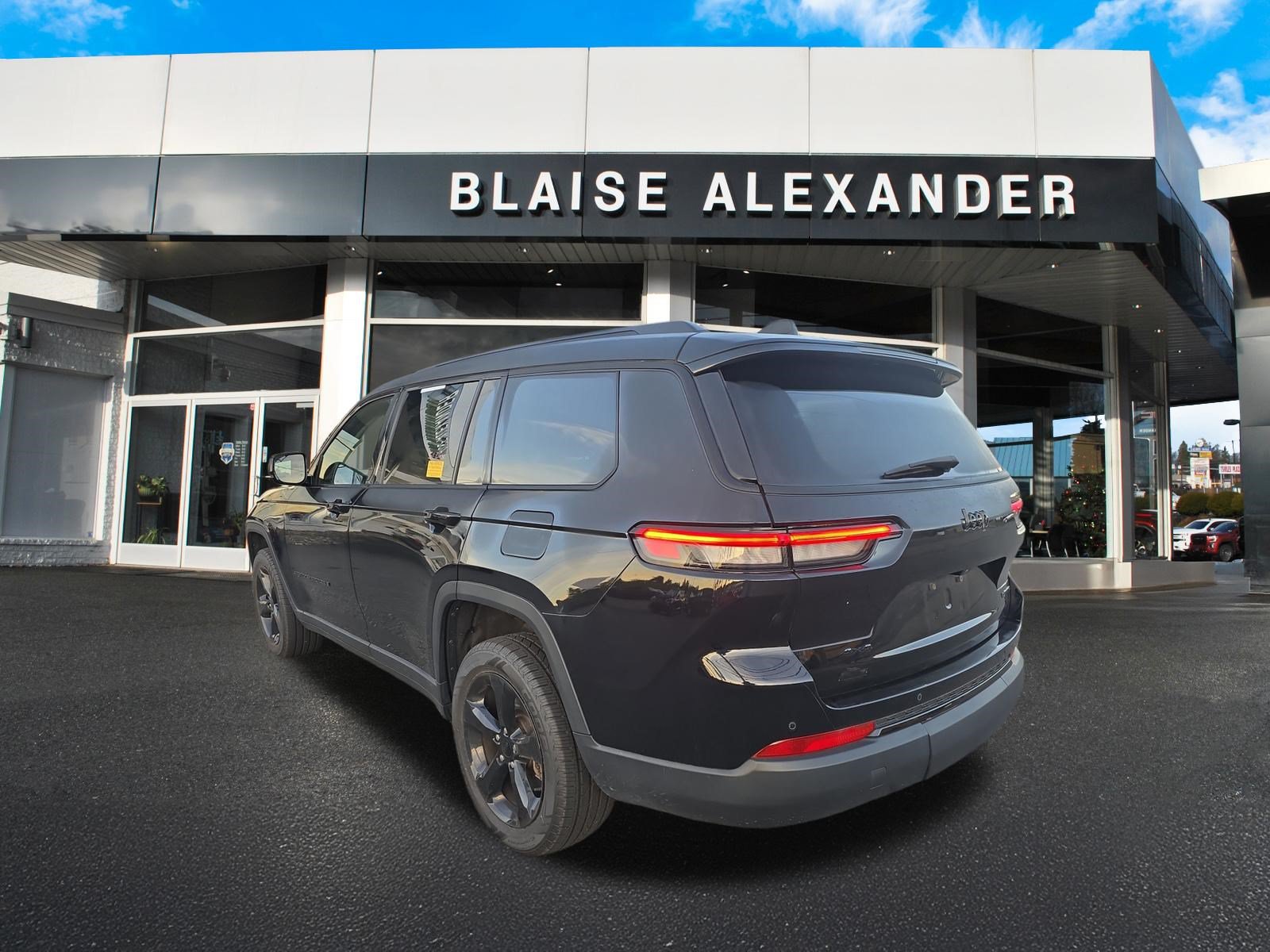 Used 2023 Jeep Grand Cherokee L Limited w/ Black Appearance Package AWD/4WD image 7