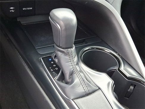 Used 2018 Toyota Camry SE w/ Moonroof Package image 11