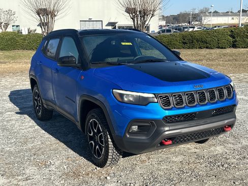Used 2025 Jeep Compass Trailhawk w/ Trailhawk Elite Group image 3
