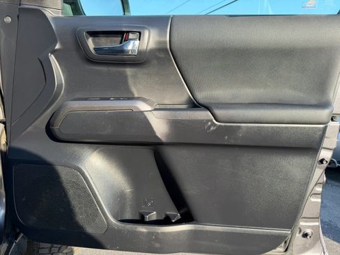Used 2019 Toyota Tacoma TRD Off-Road AWD/4WD image 20