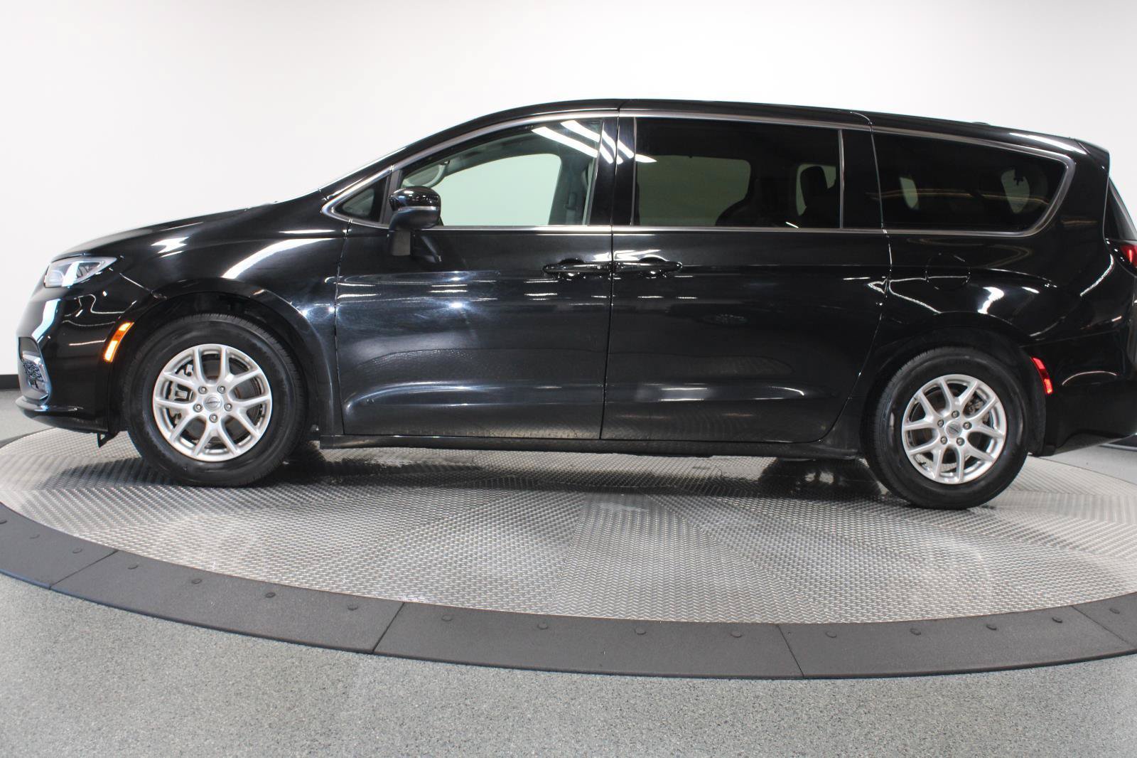 Used 2023 Chrysler Pacifica Touring-L FWD image 5
