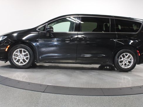 Used 2023 Chrysler Pacifica Touring-L FWD image 5