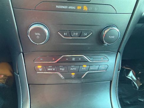 Used 2020 Ford Edge SE image 18