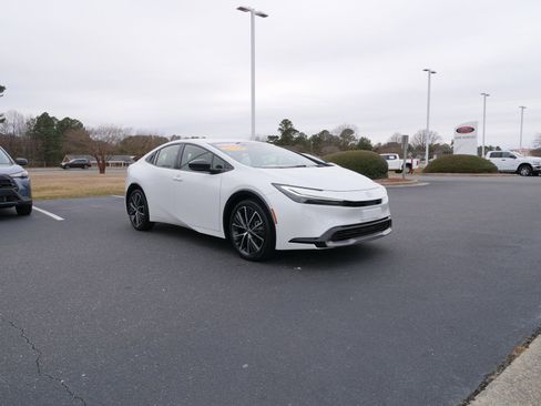 Used 2025 Toyota Prius XLE image 2