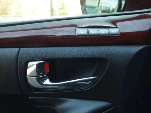 Used 2011 Lexus LX 570 4WD w/ Luxury Pkg image 32