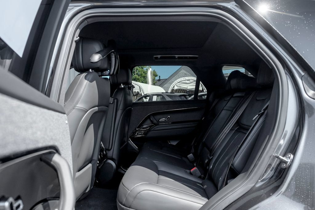 New 2026 Land Rover Range Rover Sport Dynamic SE AWD/4WD image 17
