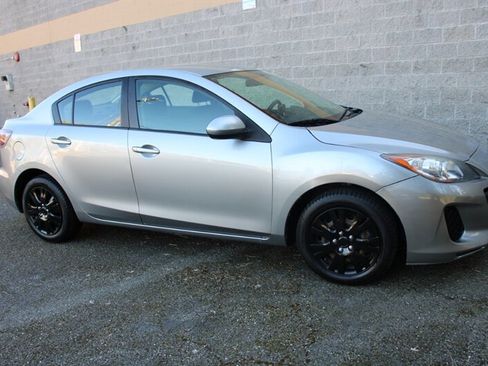 Used 2013 MAZDA MAZDA3 i SV w/ Convenience Pkg image 2