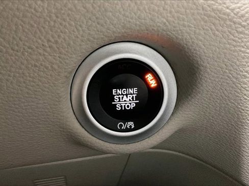 Used 2018 Chrysler Pacifica Limited FWD image 37