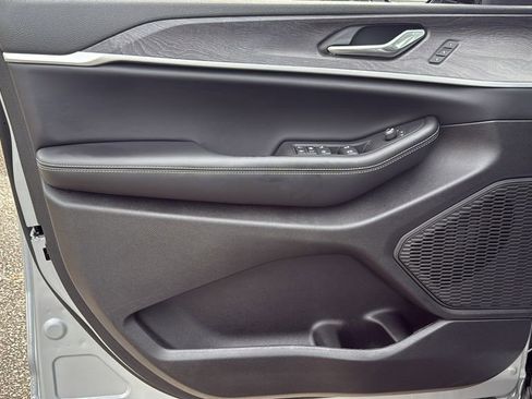 New 2025 Jeep Grand Cherokee Limited image 16