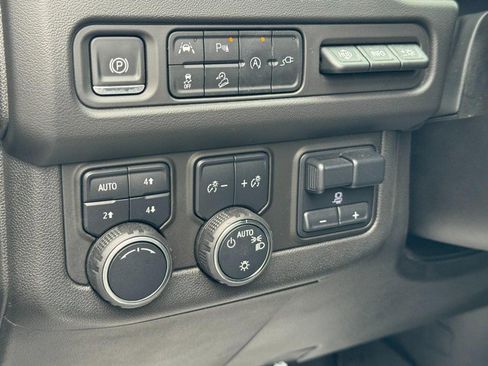 Used 2021 Chevrolet Tahoe Premier w/ Premium Package image 21