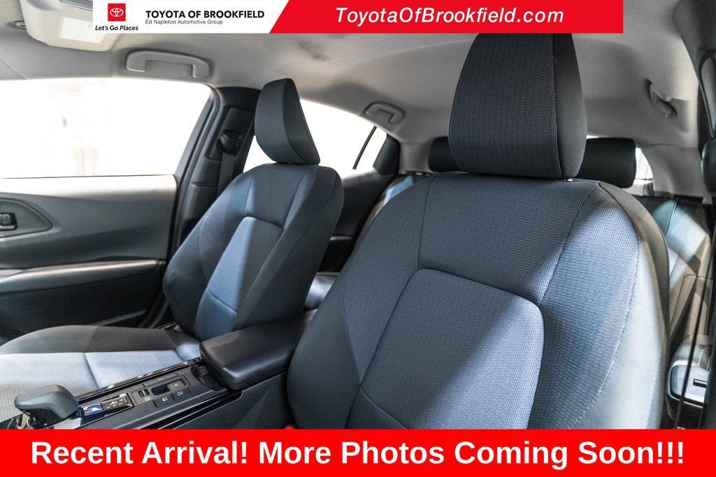 Used 2025 Toyota Prius LE FWD image 5