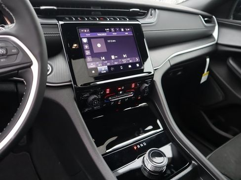 New 2025 Jeep Grand Cherokee Altitude image 5