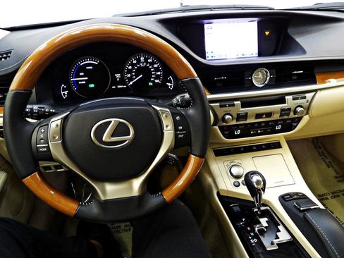 Used 2013 Lexus ES 300h w/ Luxury Pkg FWD image 18