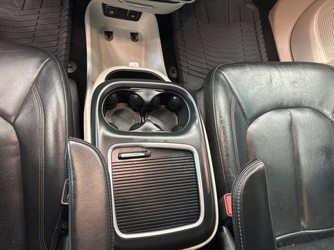 Used 2019 Chrysler Pacifica Touring-L Plus w/ Advanced Safetytec Group FWD image 12