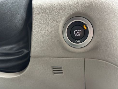 Used 2023 Chrysler Pacifica Touring-L FWD image 10
