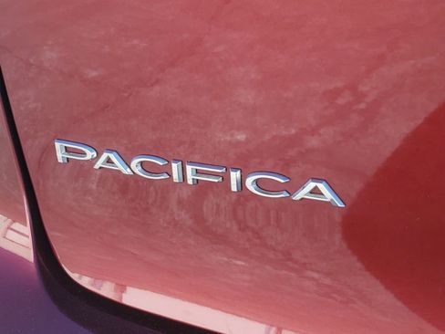 Used 2018 Chrysler Pacifica Limited image 11