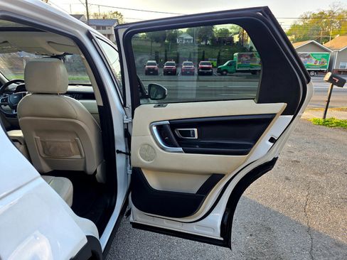 Used 2017 Land Rover Discovery Sport HSE Luxury image 18